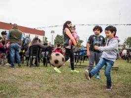 los niños jugando al fútbol en la casa de la cultura, en yerba buena.