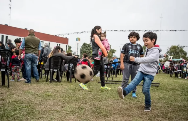 los niños jugando al fútbol en la casa de la cultura, en yerba buena.