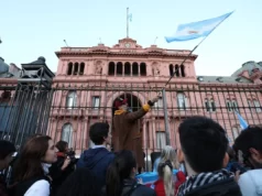 manifestantes se agolpan frente a las rejas de la casa rosada en el banderazo del 9j