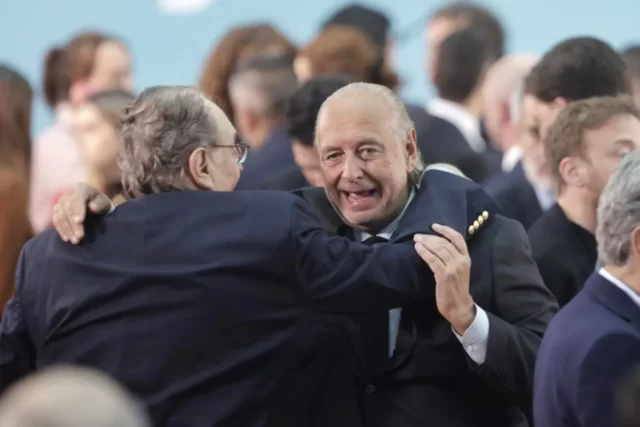 carlos heller se abraza con josé luis manzano en el acto de asunción de massa