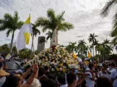peregrinos participan en un acto de la virgen de fátima en el atrio de la catedral metropolitana de managua