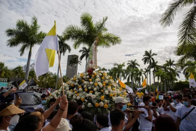 peregrinos participan en un acto de la virgen de fátima en el atrio de la catedral metropolitana de managua