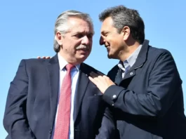 sergio massa le habla al oído al presidente alberto fernández
