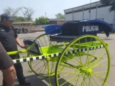 la imagen de un carro con los colores de la policía de tucumán
