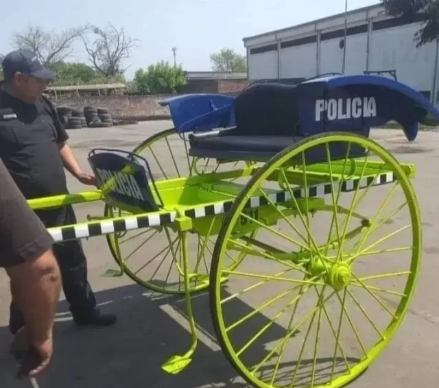 la imagen de un carro con los colores de la policía de tucumán
