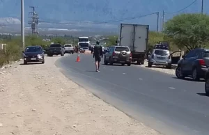 larga cola de vehículos