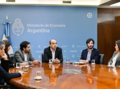eduardo setti, secretario de finanzas, junto a representantes del mercado la semana pasada en economía