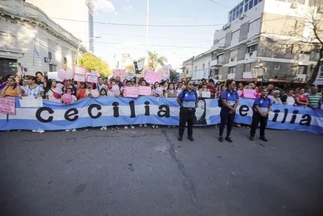 una larga bandera argentina, en el frente de la marcha por cecilia