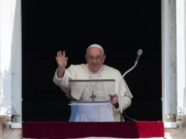 el papa francisco saludando