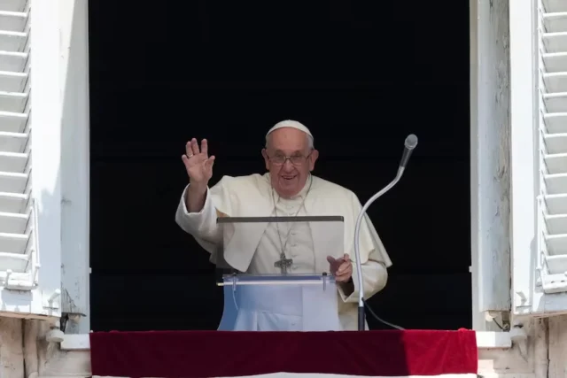 el papa francisco saludando