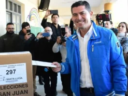 el diputado marcelo orrego vota durante las últimas elecciones generales en san juan en 2019