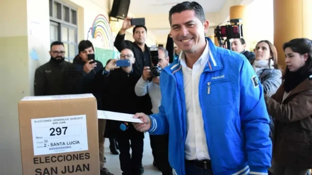 el diputado marcelo orrego vota durante las últimas elecciones generales en san juan en 2019