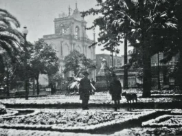 La Plaza Independencia cubierta por la nieve el 12 de julio de 1920