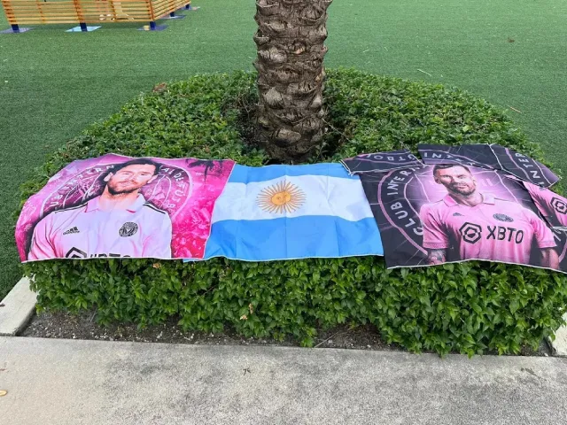 Las banderas de Messi y Argentina