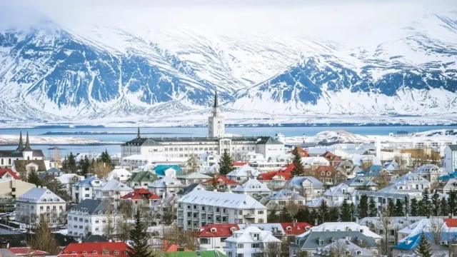 reykjavik, la ciudad capital de islandia, vista desde arriba en invierno
