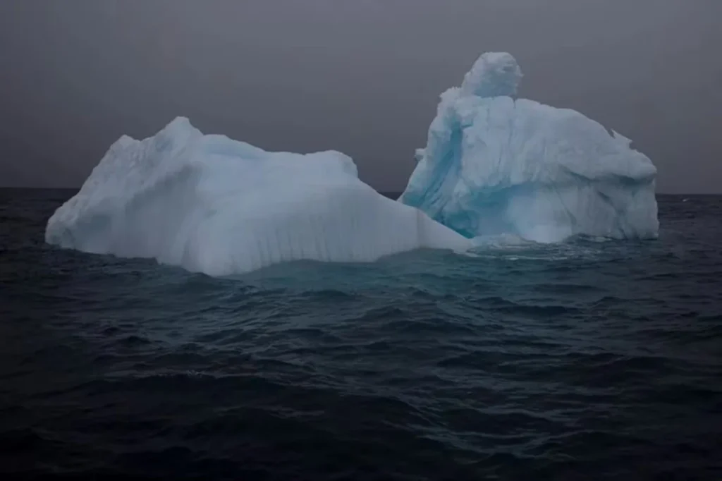 Un iceberg flota cerca de la isla Two Hummock