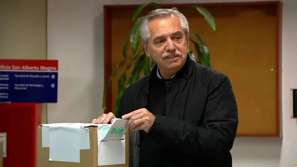 Alberto Fernández votando