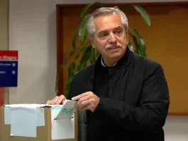 Alberto Fernández votando