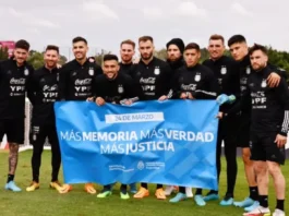 La selección argentina con una bandera por el Día de la Memoria, el 24 de marzo de 2022
