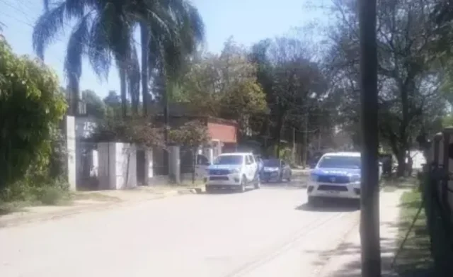 Policías en la casa donde apareció un hombre apuñalado