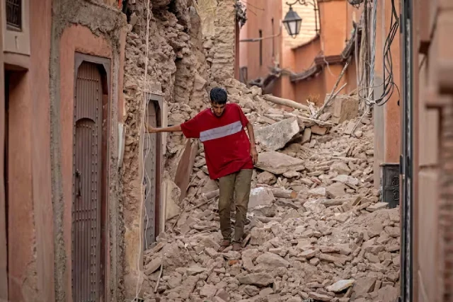 Un residente navega entre los escombros tras un terremoto de magnitud 6,8 en Marrakech el 9 de septiembre de 2023