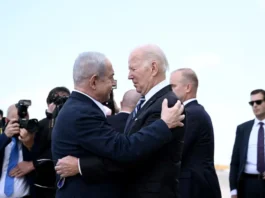 El abrazo de Biden y Netanyahu en el aeropuerto de Tel Aviv