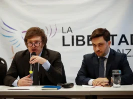 Javier Milei junto a Ramiro Marra en la conferencia de prensa