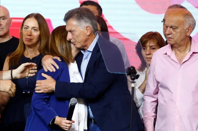 Mauricio Macri fue el primero que abrazó a Patricia Bullrich luego del discurso final de la candidata de JxC