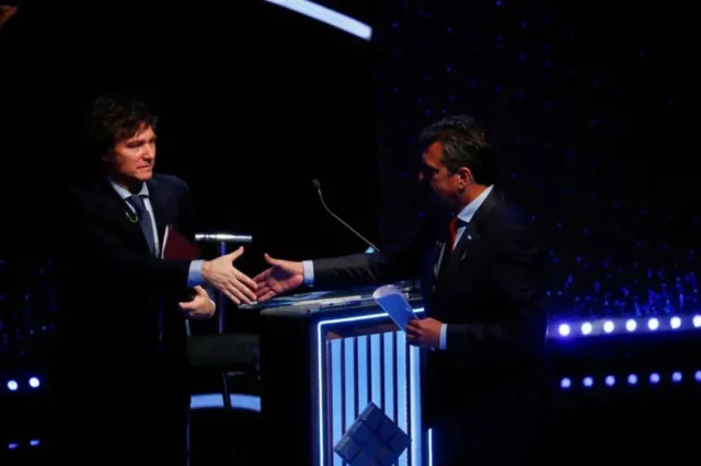 Sergio Massa y Javier Milei se saludan durante el segundo debate presidencial