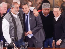 El candidato a presidente por Unión por la Patria Sergio Massa es abrazado por Héctor Daer