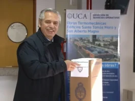 Fernández, al momento de depositar su voto en la UCA.