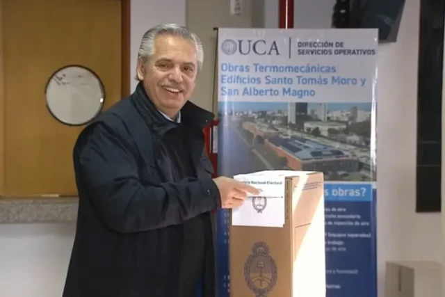 Fernández, al momento de depositar su voto en la UCA.