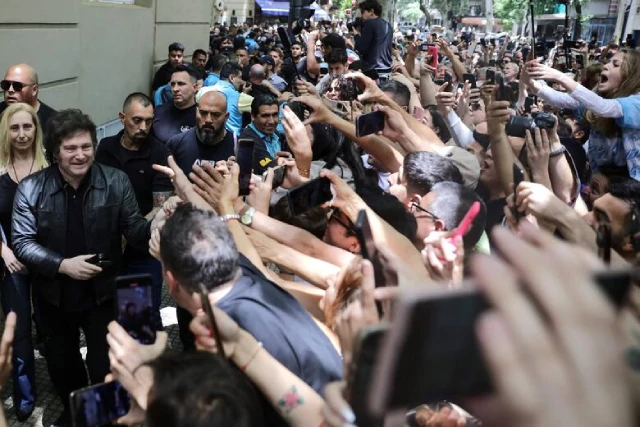 Javier Milei saluda a sus seguidores a su llegada a un colegio en Buenos Aires