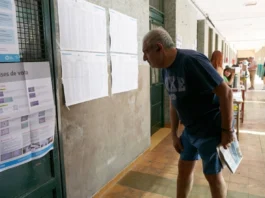 Un hombre chequea el padrón en una escuela de Mendoza