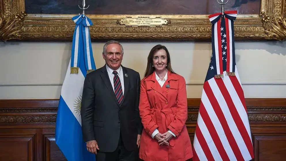El embajador de los Estados Unidos, Marc Stanley, junto a la vicepresidente Villarruel