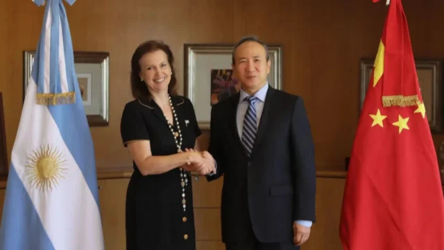 Diana Mondino y Wang Wei, el embajador de China
