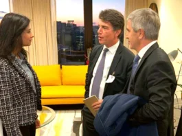 Luis Caputo y Nicolás Posse durante un encuentro con Gita Gopinath, subdirectora gerente del FMI