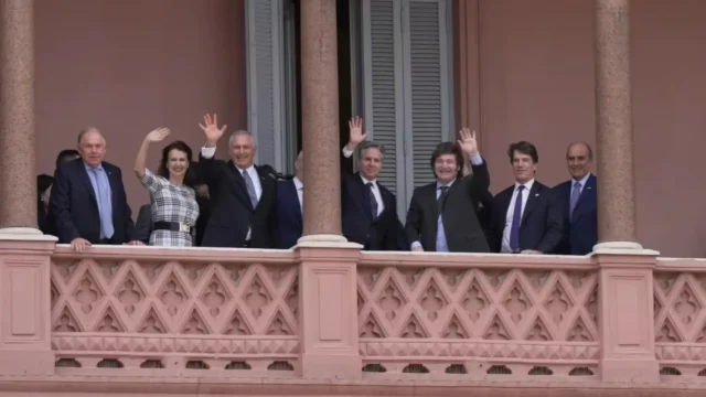 Antony Blinken salió al balcón de la Casa Rosada junto a Javier Milei y el Gabinete