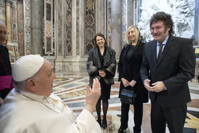 El papa Francisco, al recibir a Milei, a su hermana Karina y a la canciller Diana Mondino