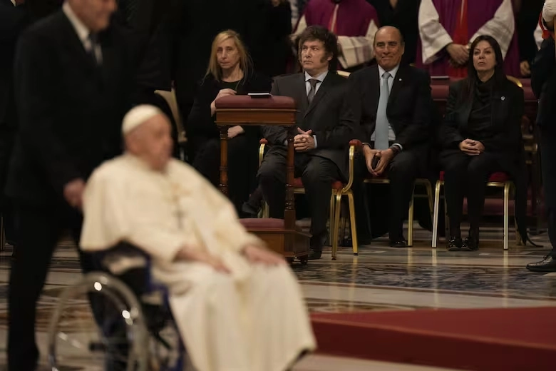 El presidente Javier Milei junto a Sandra Pettovello, Guillermo Francos y Karina Milei observan al papa Francisco en el Vaticano