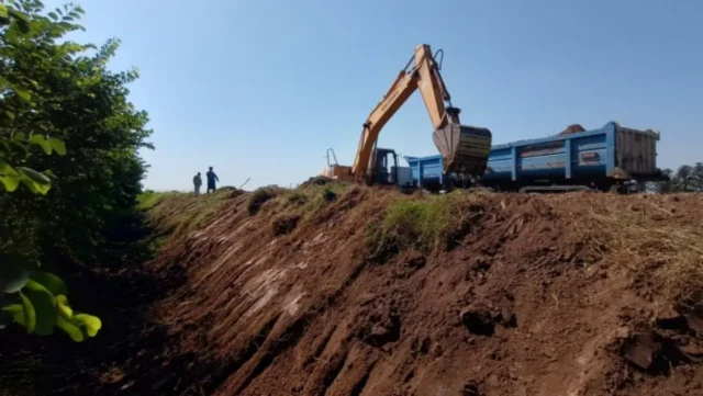 Retiran 80 toneladas de material residual de un canal