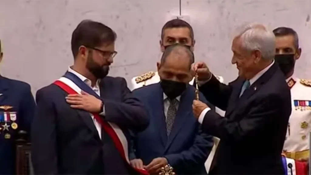 Sebastián Piñera le entrega el mando al actual presidente Gabriel Boric