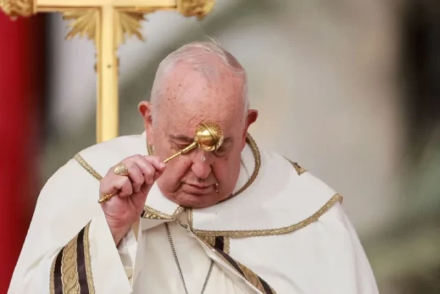 El Papa Francisco superó las preocupaciones sobre su salud para presidir la Misa del Domingo