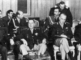 El general Perón junto a otros jefes militares. A la derecha, el entonces almirante Emilio Eduardo Massera.