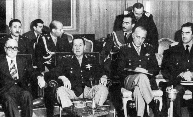 El general Perón junto a otros jefes militares. A la derecha, el entonces almirante Emilio Eduardo Massera.