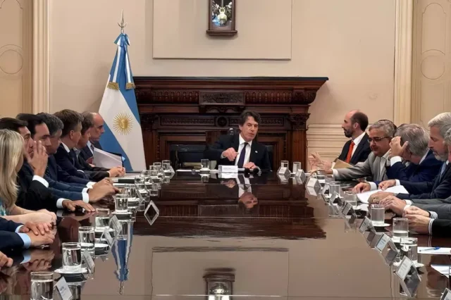El jefe de Gabinete, Nicolás Posse, en el inicio de la reunión con los gobernadores en la Casa Rosada