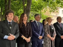 El presidente Javier Milei y la vice, Victoria Villarruel, presentes en un acto de homenaje a las víctimas del atentado a la embajada de Israel