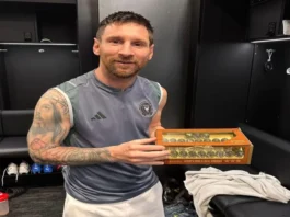 Lionel posa con la caja de canicas en el vestuario del Inter Miami Foto Instagram