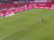 Walter Mazzantti está por rematar y será el gol del triunfo de Huracán ante River