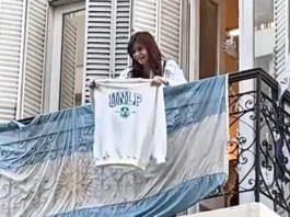 Cristina Kirchner, ayer, saludó desde el balcón del Instituto Patria durante la marcha universitaria